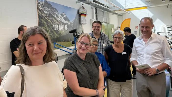 Ministerin und Team in der Fahrradwerkstatt