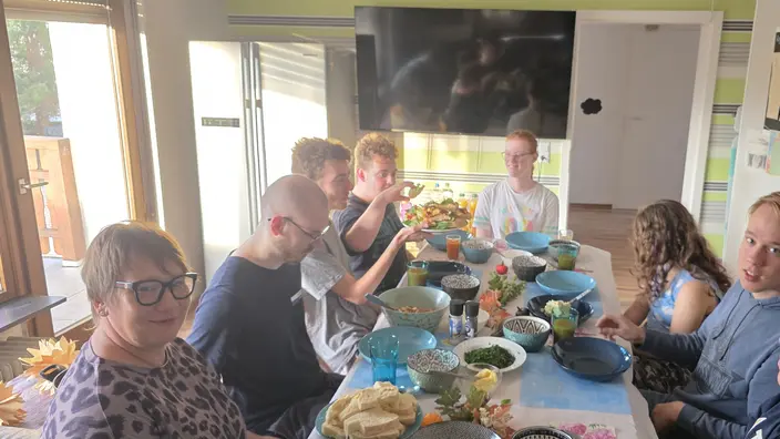 AWG beim Essen mit der Ausbilderin