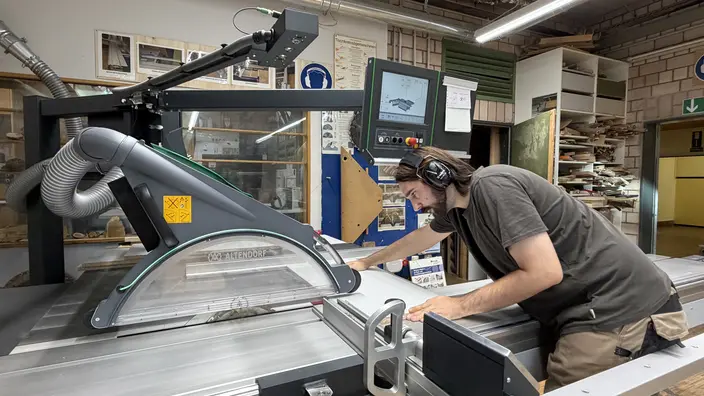Azubi bei der Arbeit mit der Kreissäge