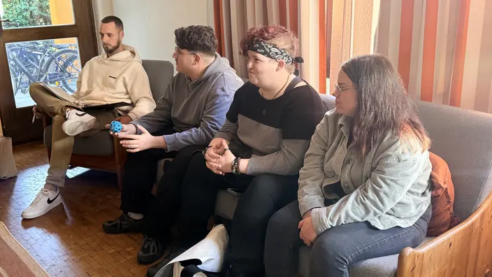 Jugendliche diskutieren mit ihrem Betreuer über Politik und Zeitgeschehen